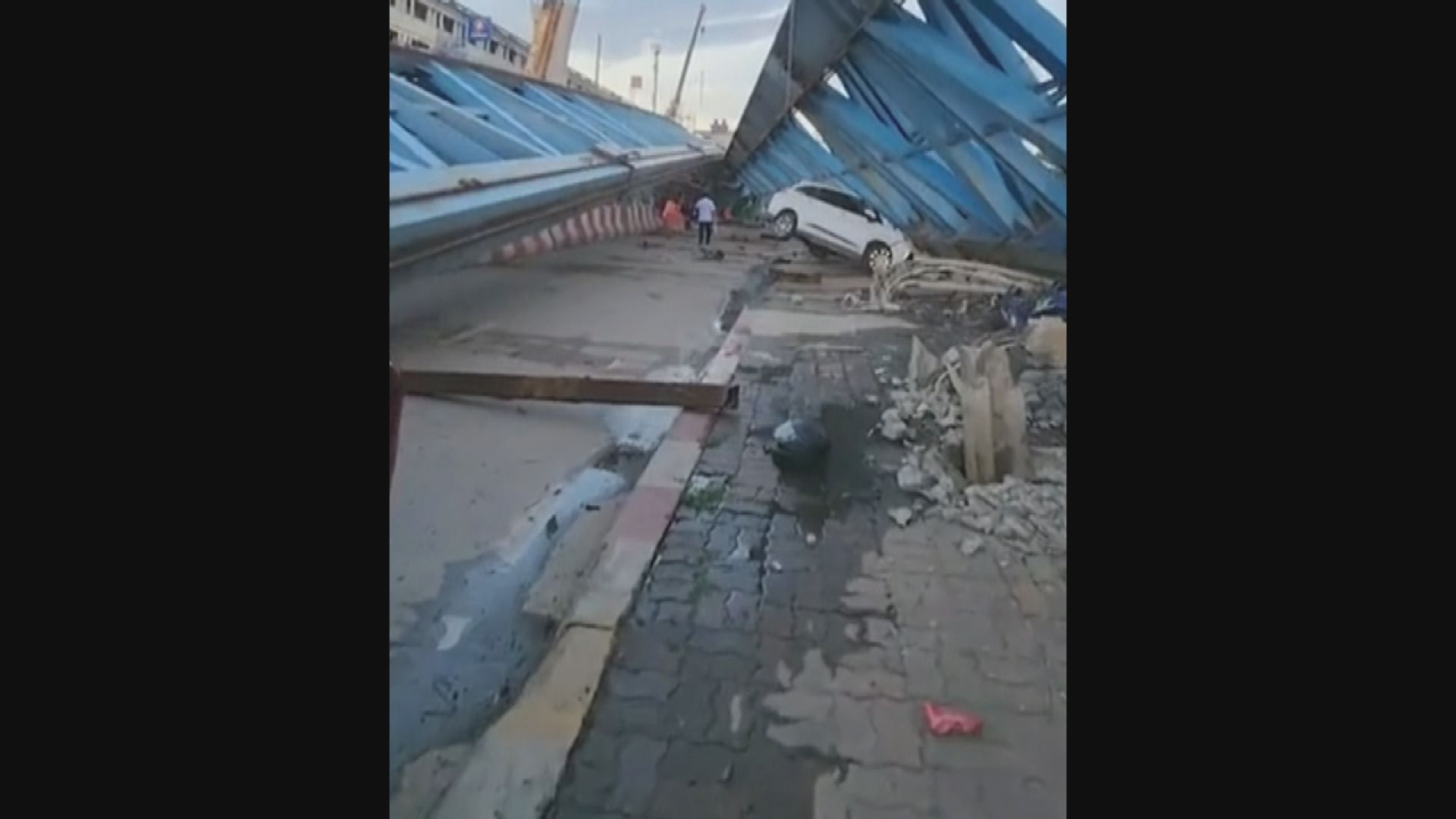 曼谷興建中高架橋倒塌 至少兩人死亡