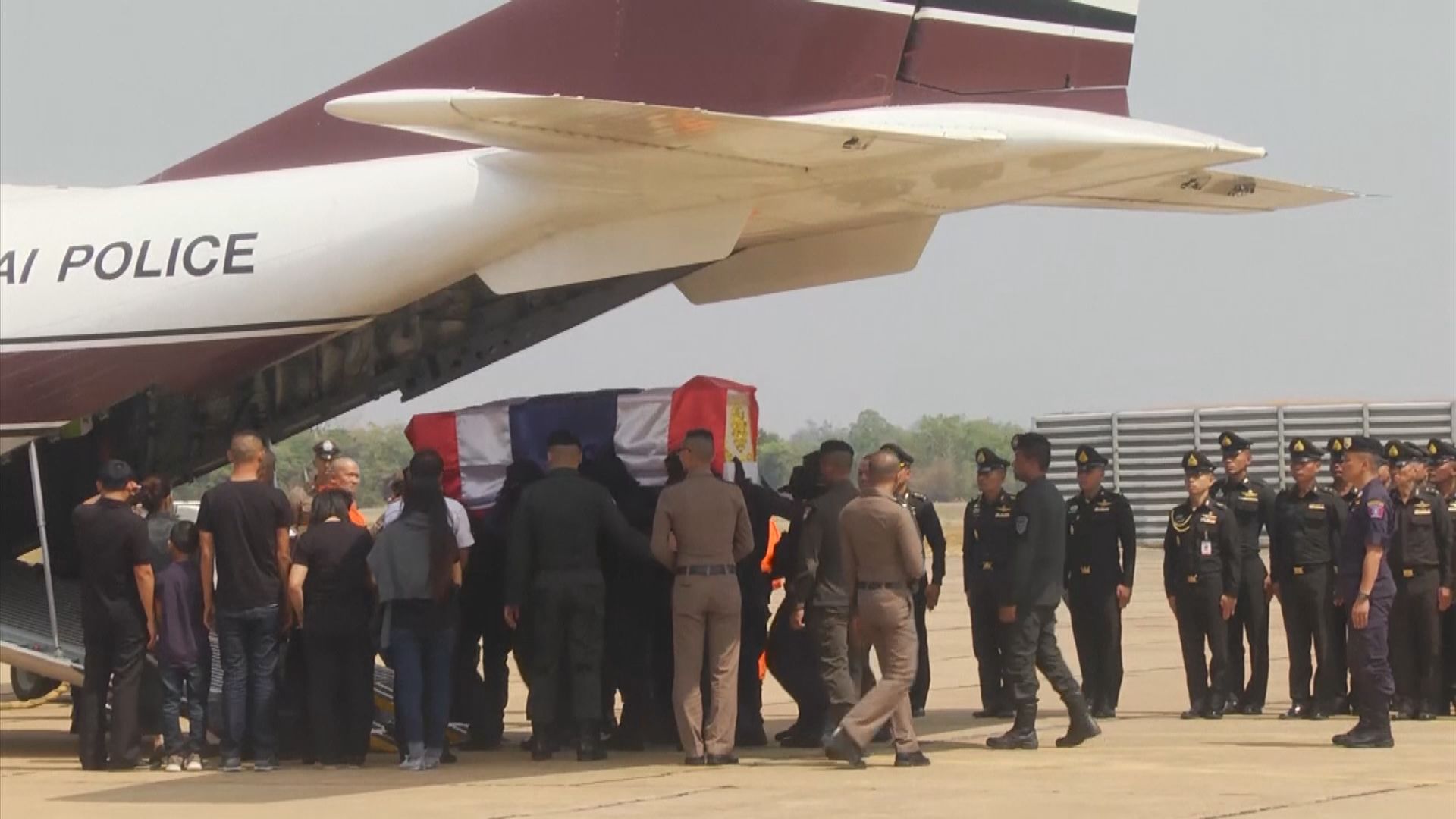 泰國槍擊案中殉職警員靈柩運往曼谷舉殯