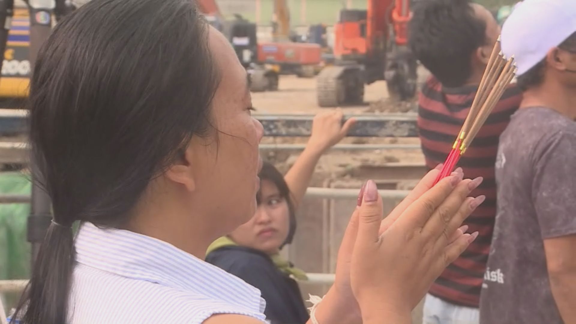 緬甸地震｜曼谷倒塌大樓外有失蹤者家屬帶祭品祈福
