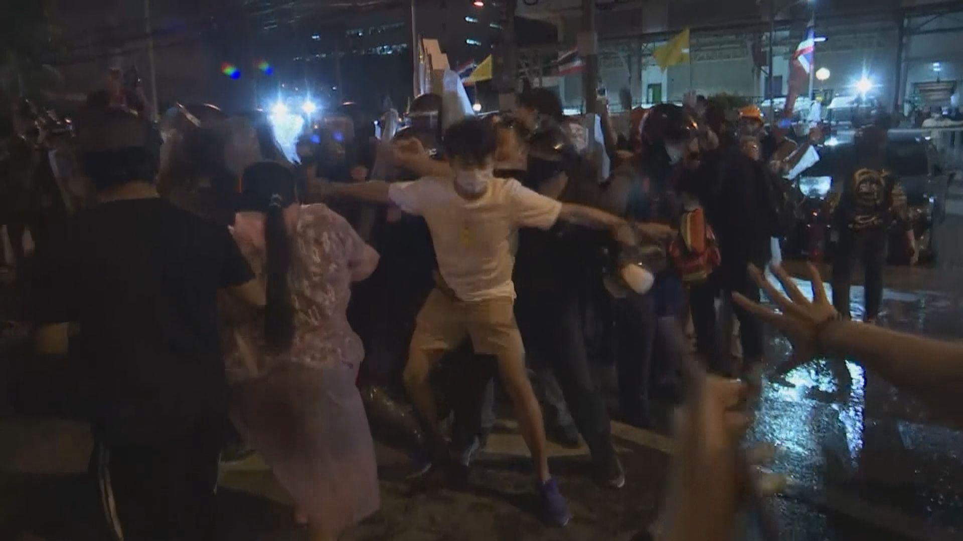 曼谷再有示威促泰王放棄兵權