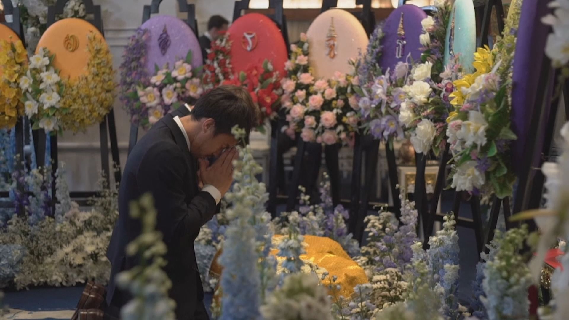 李斯特城職球員到泰國致祭維猜