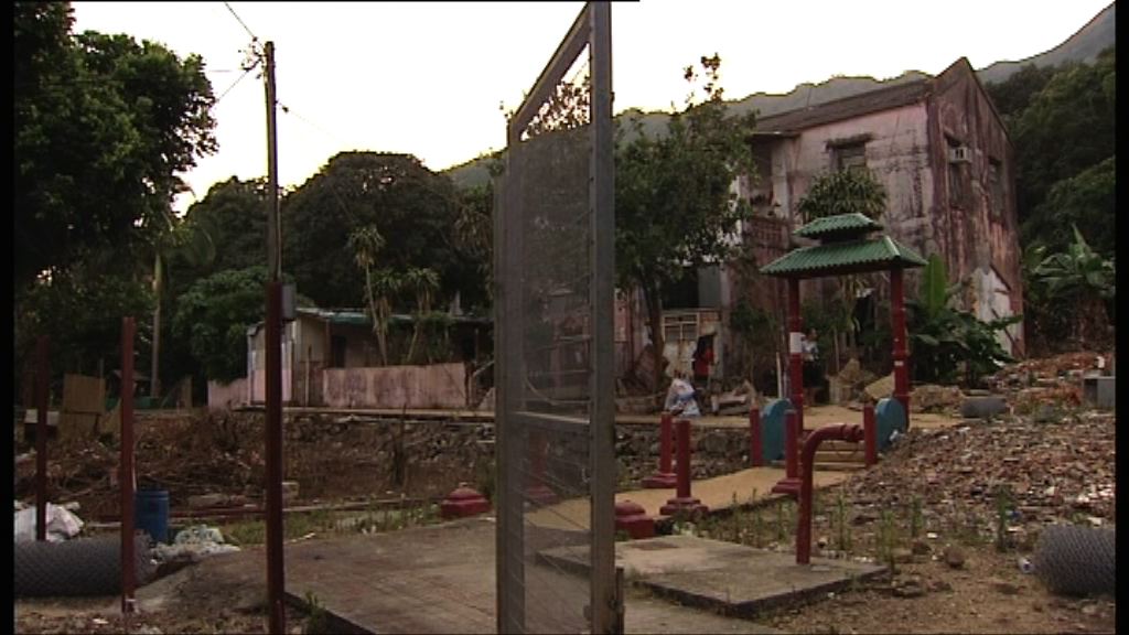 屯門紅樓外圍遭鐵絲網圍封