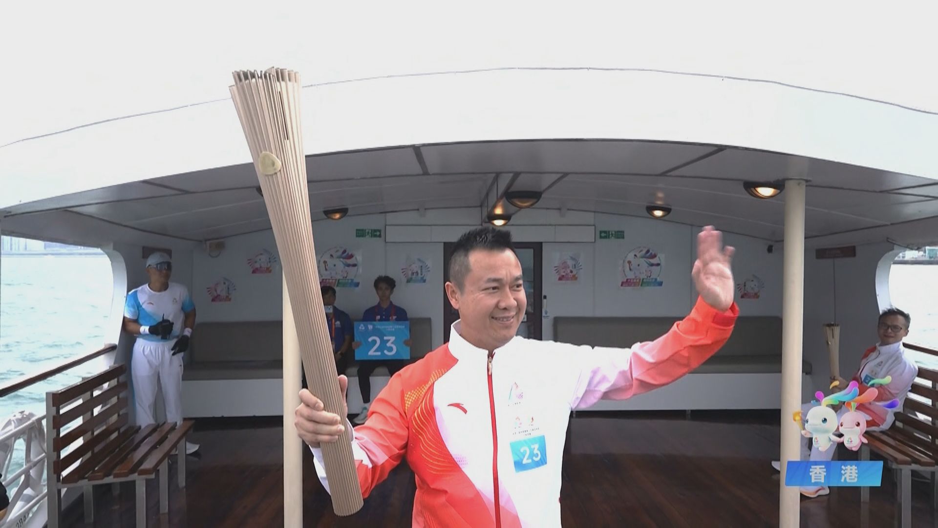 全運會｜香港火炬傳遞黃鎮廷跑第一棒　李靜帶火炬跨維港