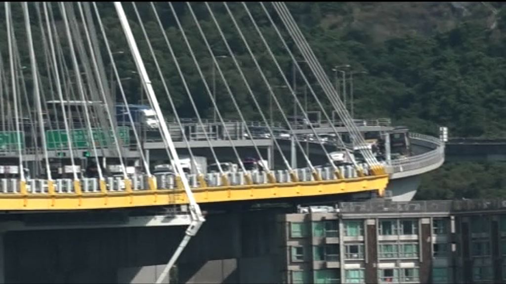 青嶼幹線雙向收費首工作日現交通擠塞