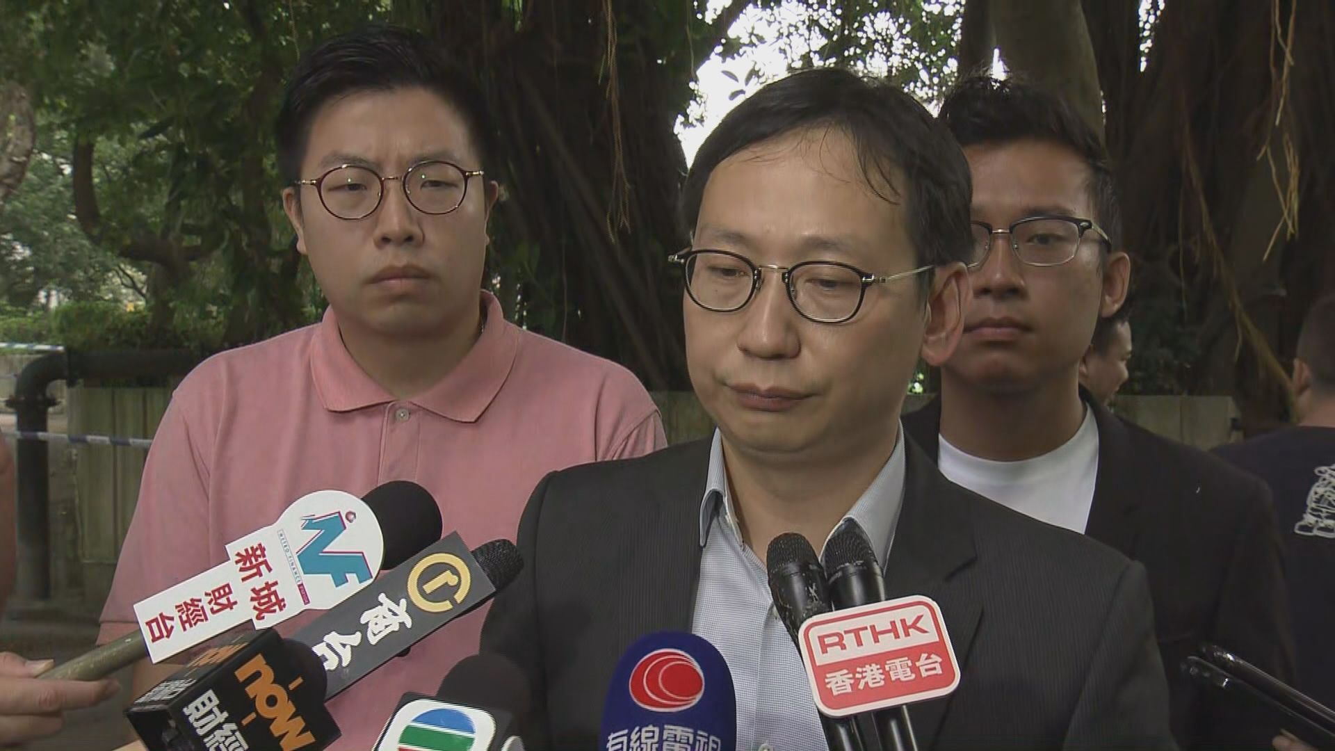有議員質疑樹木辦及房署巡查不力