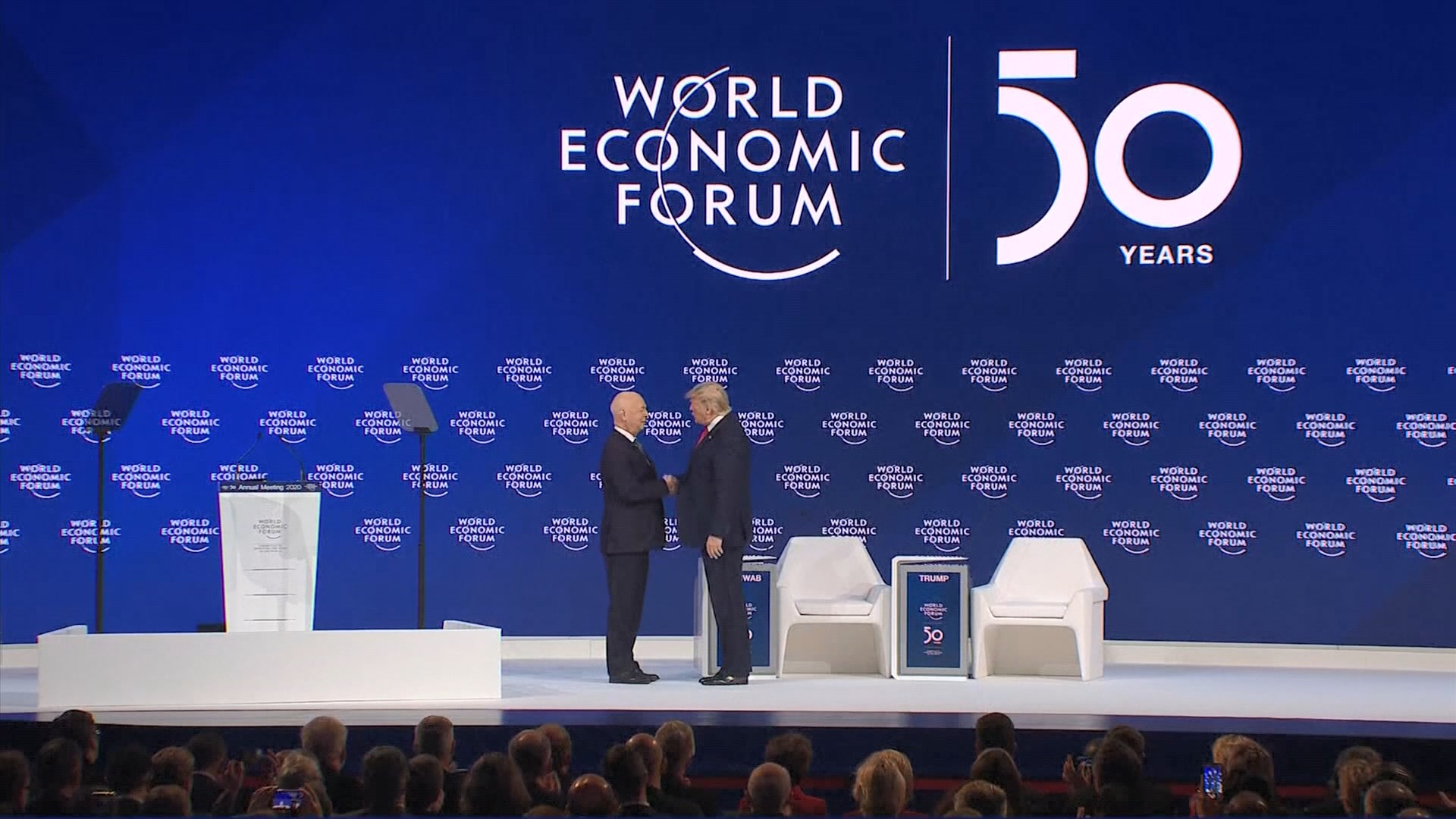 特朗普稱聯儲局減息速度太慢　再次撐負利率