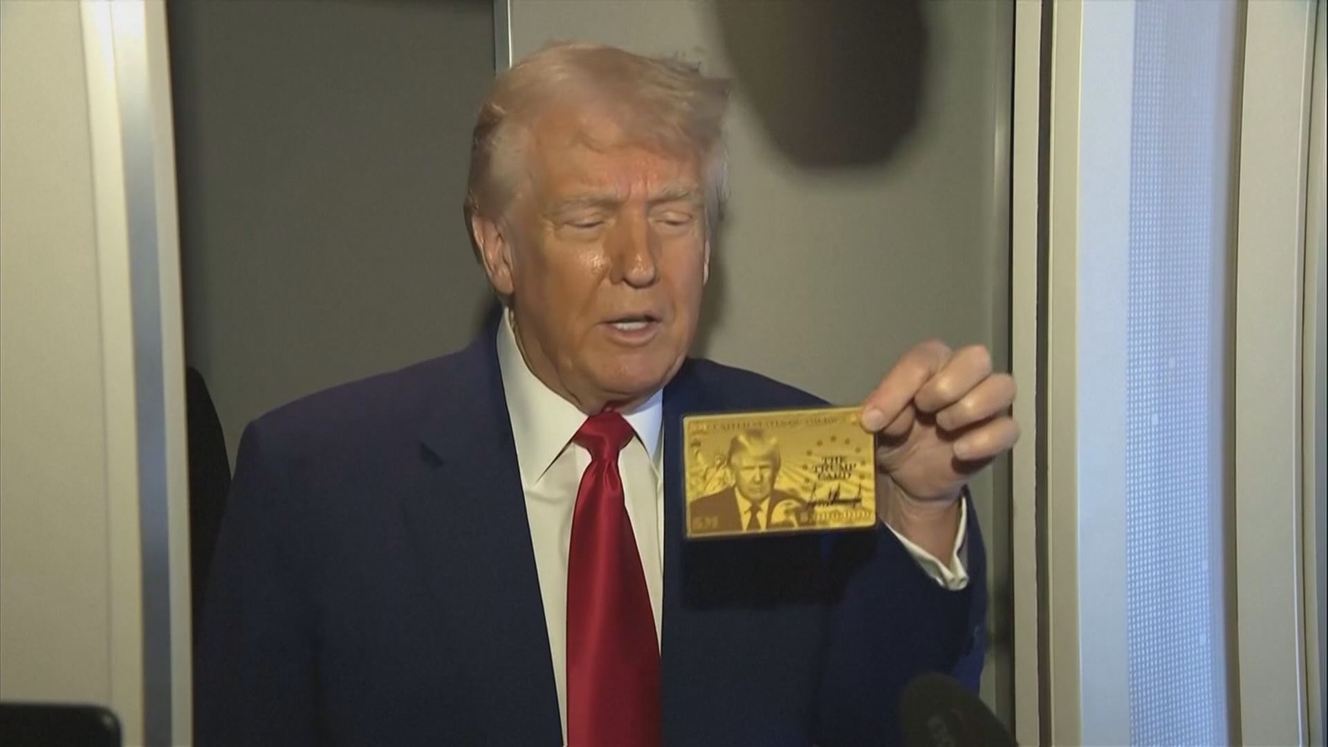 特朗普首次展示「金卡移民簽證」實體卡
