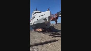 價值近百萬美元新遊艇首航下水15分鐘翻側沉沒