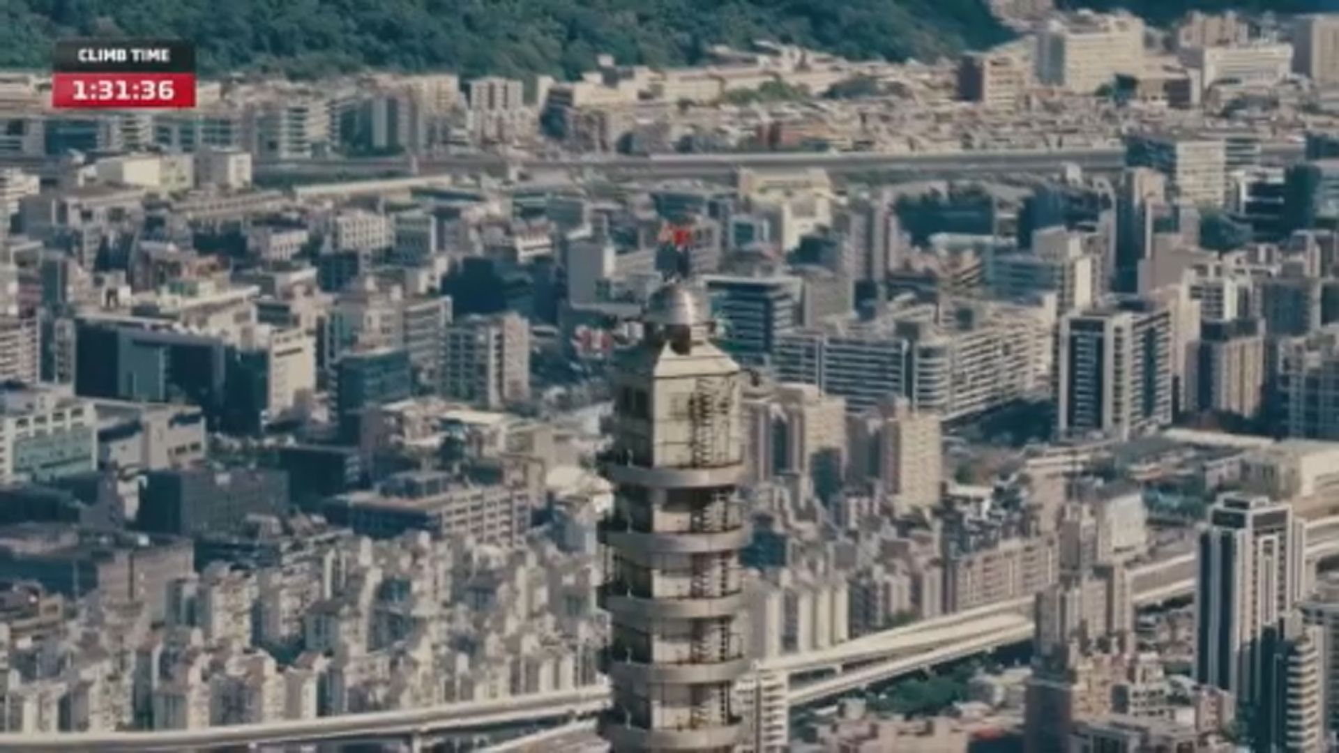 美國攀岩好手霍諾德徒手攀爬台北101耗時1小時31分登頂