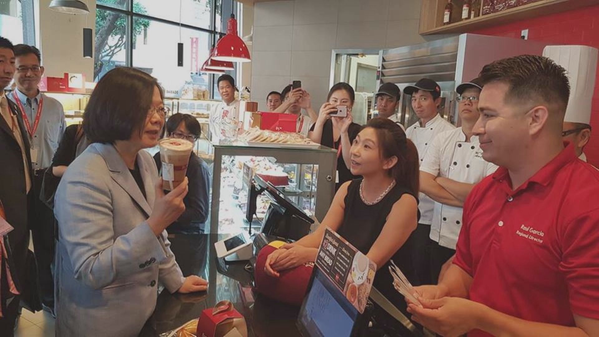 蔡英文造訪台商咖啡店掀爭議
