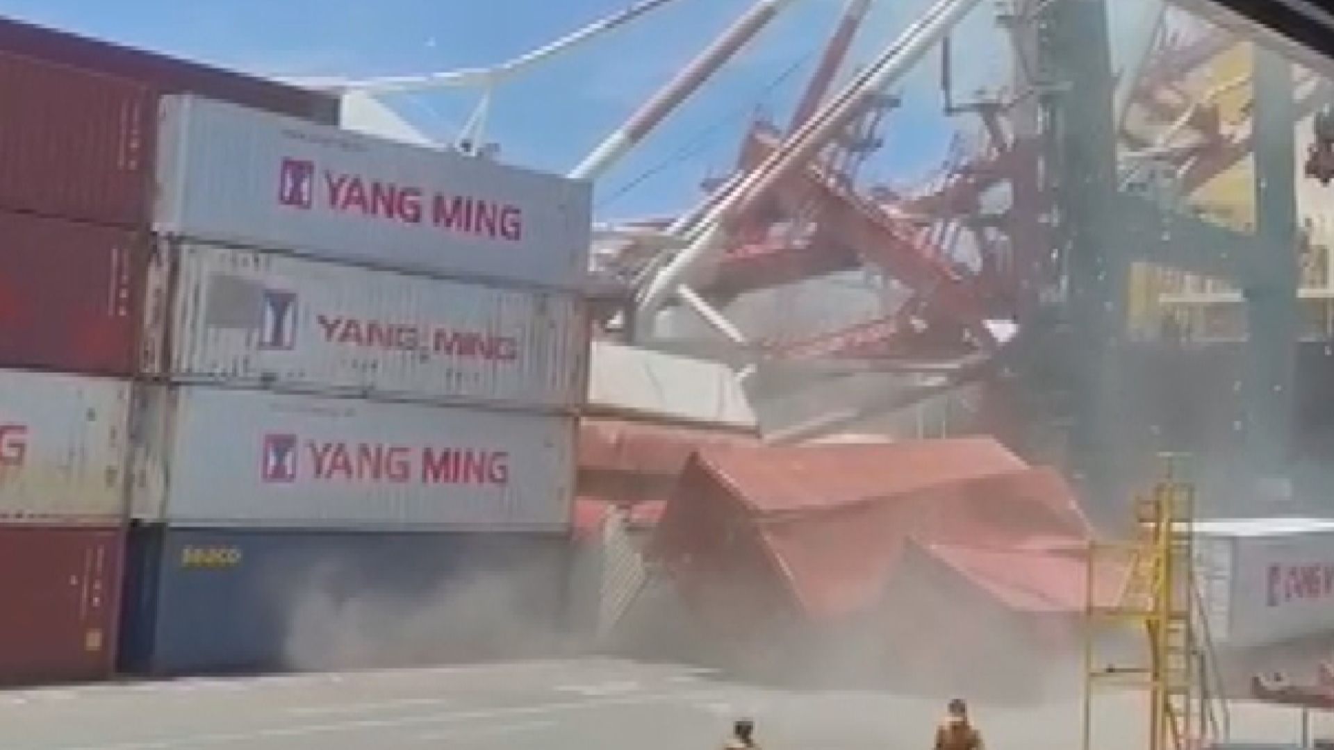 高雄港貨櫃輪撞塔式起重機　一人傷