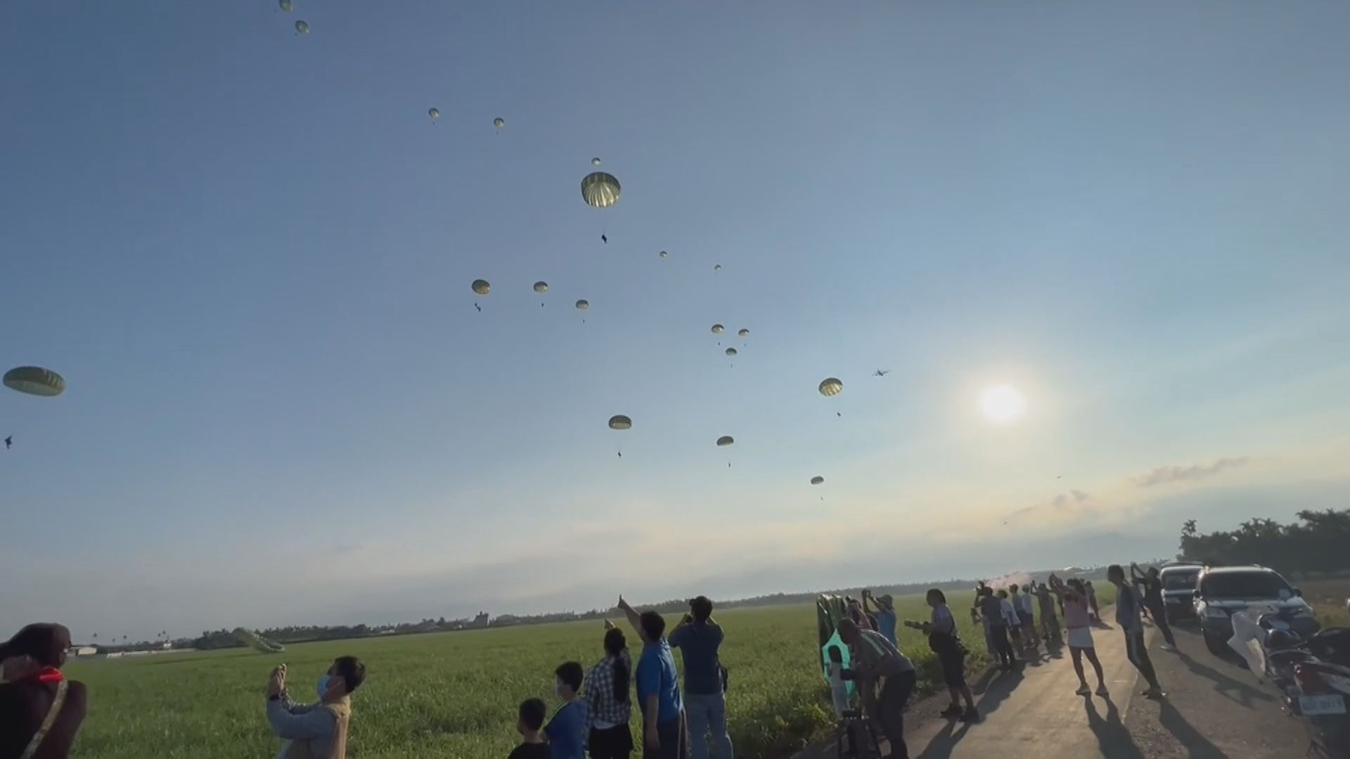 台灣漢光演習進行傘兵空降演練