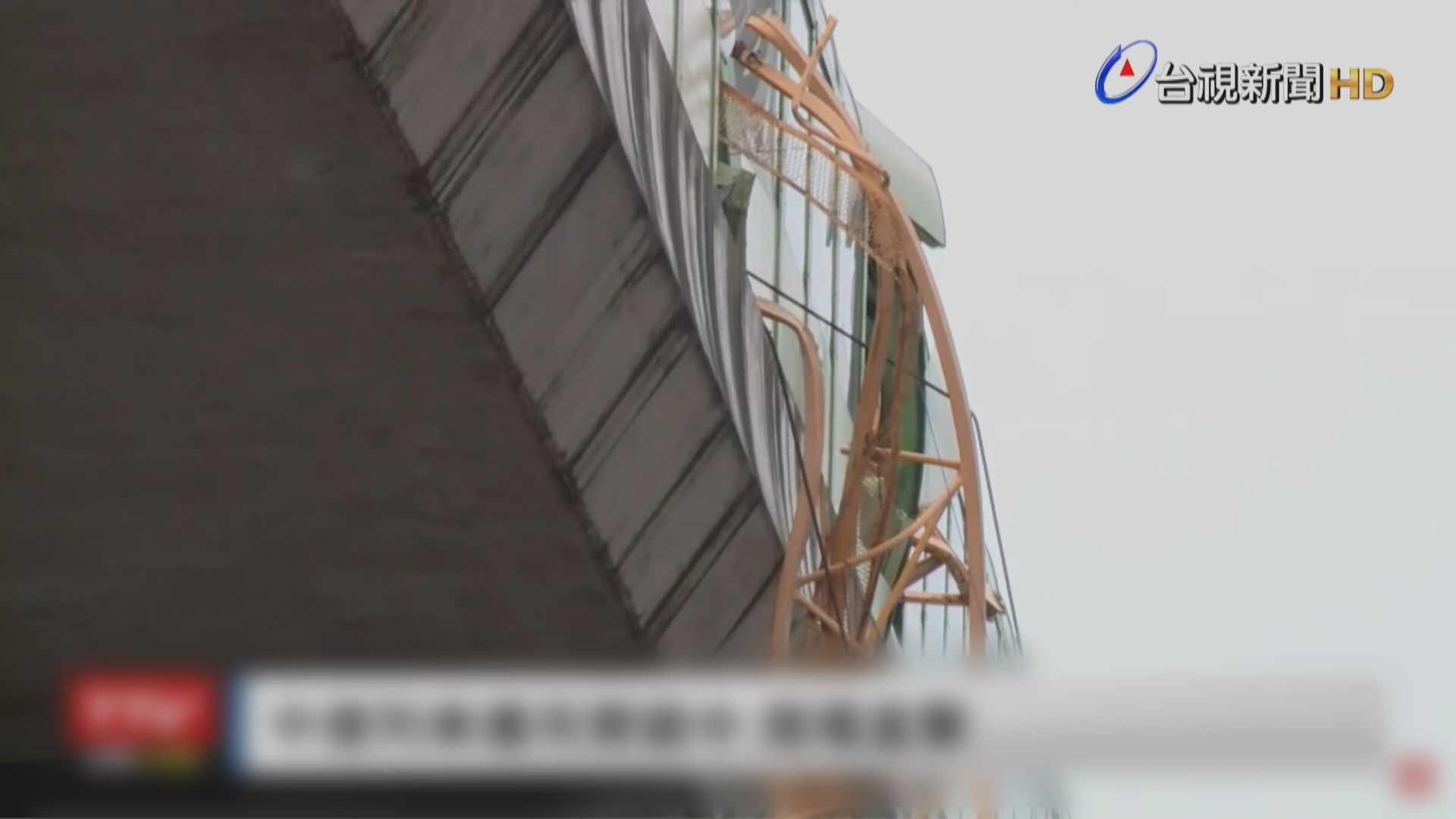 台中有吊臂倒塌擊中捷運列車   釀一死八傷