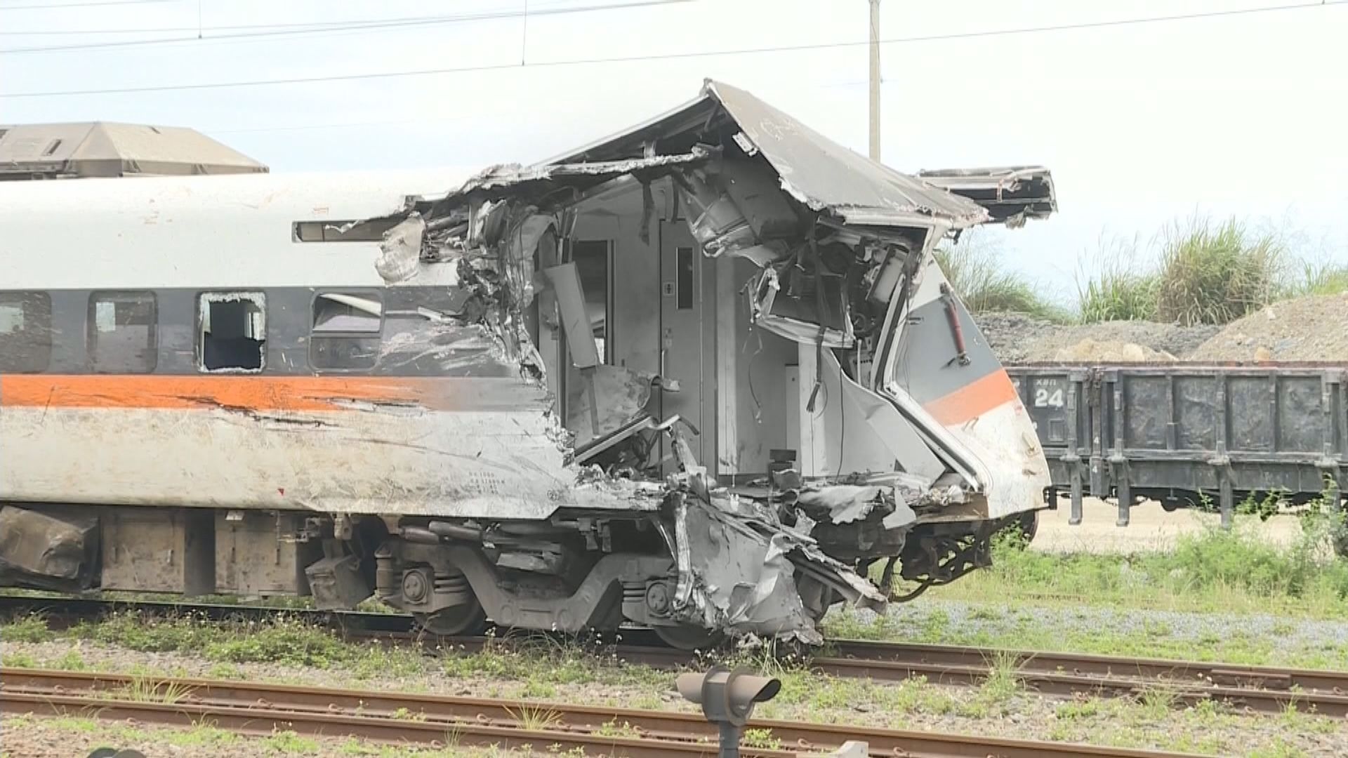 台鐵出軌事故　據報工地負責人曾用挖泥機將工程車拖回路面但失敗