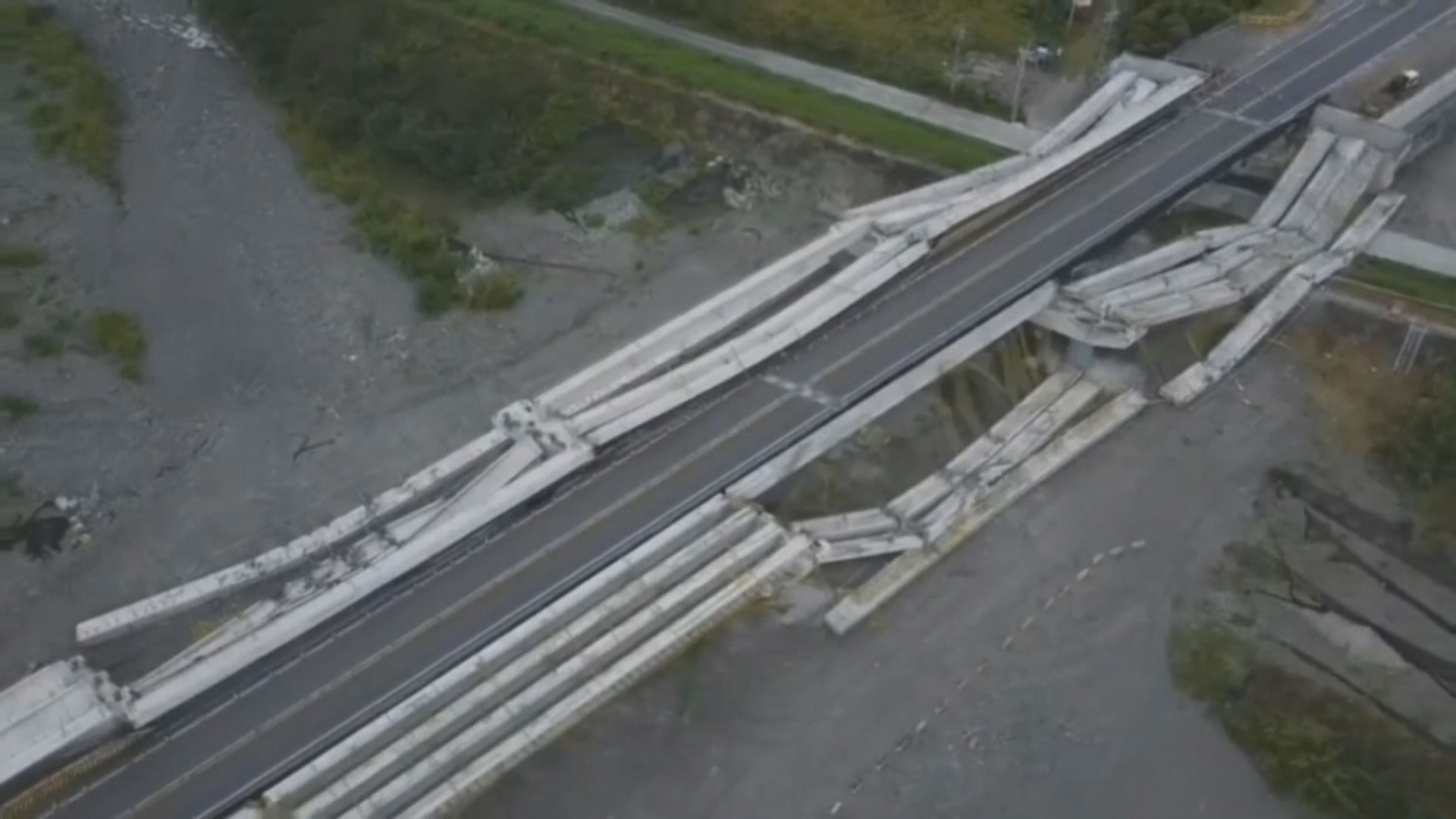 台灣東部6.6級地震　架空天橋部分橋面倒塌