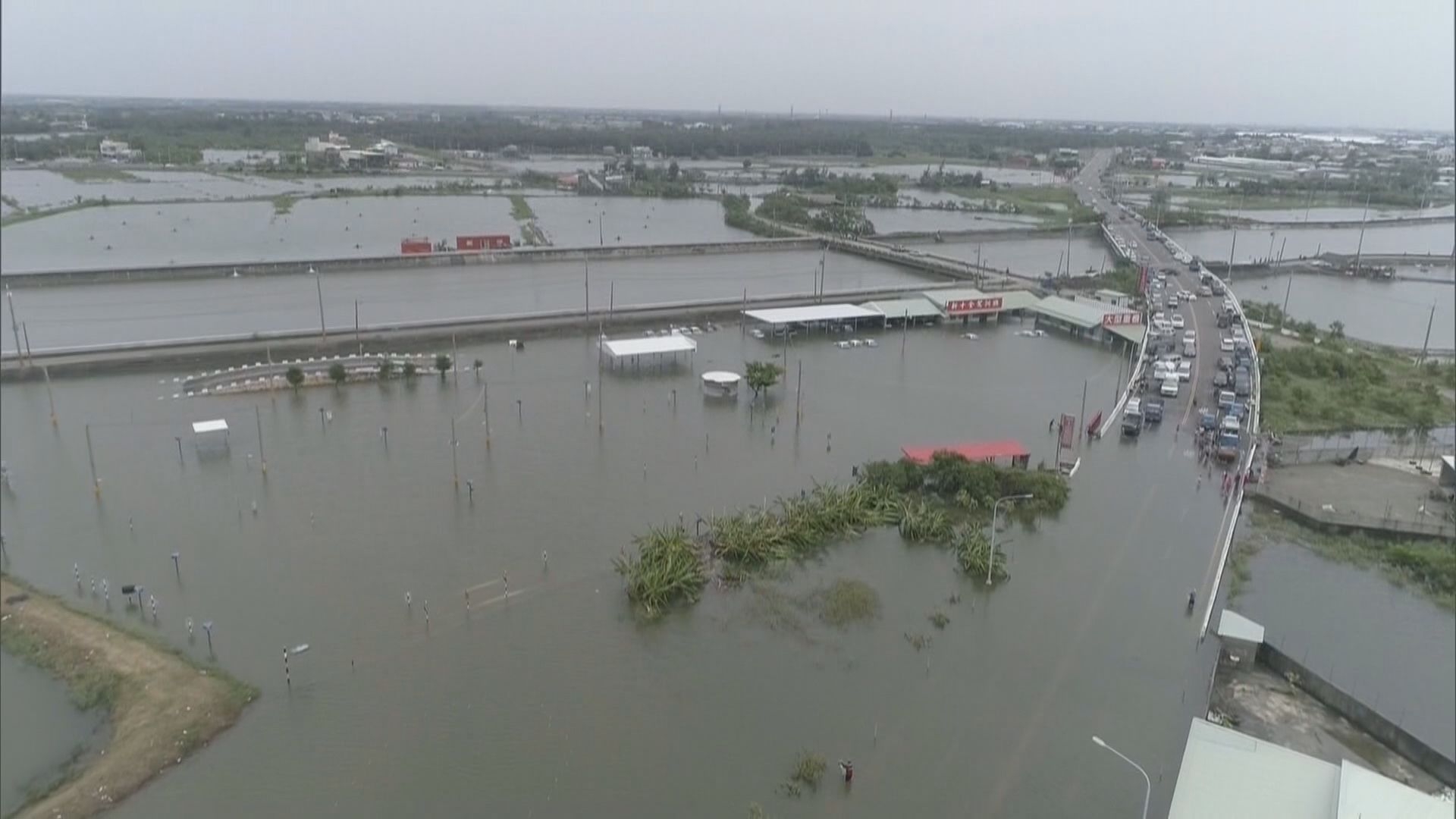 台灣多地積水未退　當局嚴陣以待