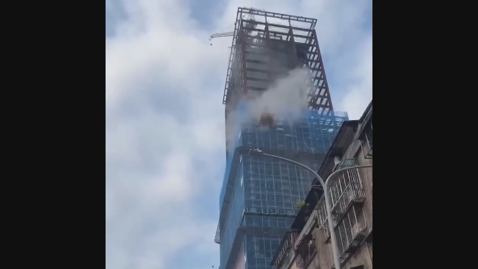 台北立法院大樓地震中輕微受損 新北一幢興建中大樓高層吊臂斷裂