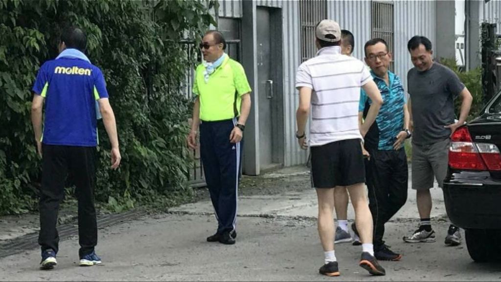 台國防部長辦公時間攜員登山遭質疑