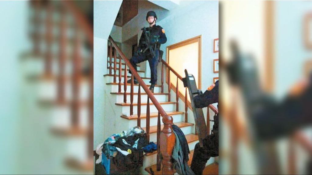 台持槍疑犯挾持學生與警對峙