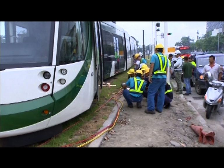 高雄輕軌試行第四天列車脫軌
