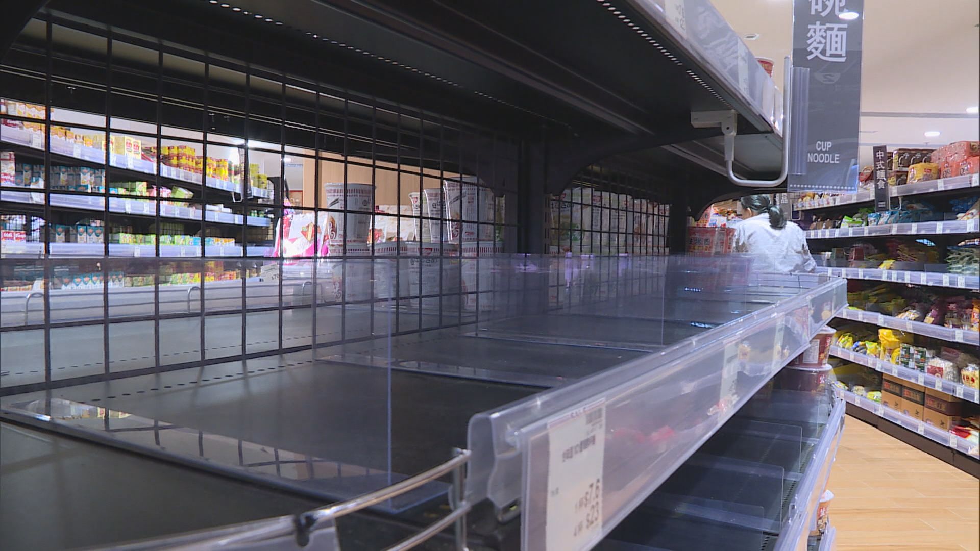 山竹來襲　市民搶購食品作儲備