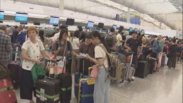 打風｜機場取消逾500航班十萬旅客受影響　機場快綫凌晨加開往市區班次接載旅客