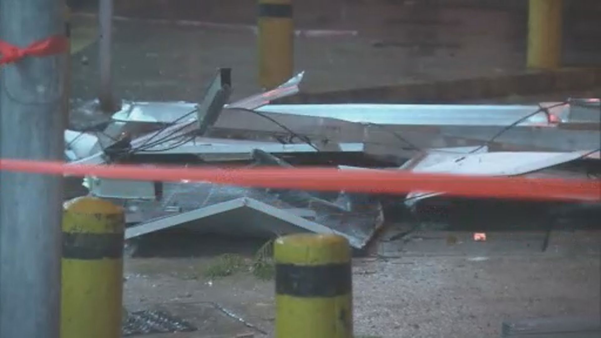 十號颶風信號發出逾七小時 李鄭屋邨有太陽能板從高處墮下