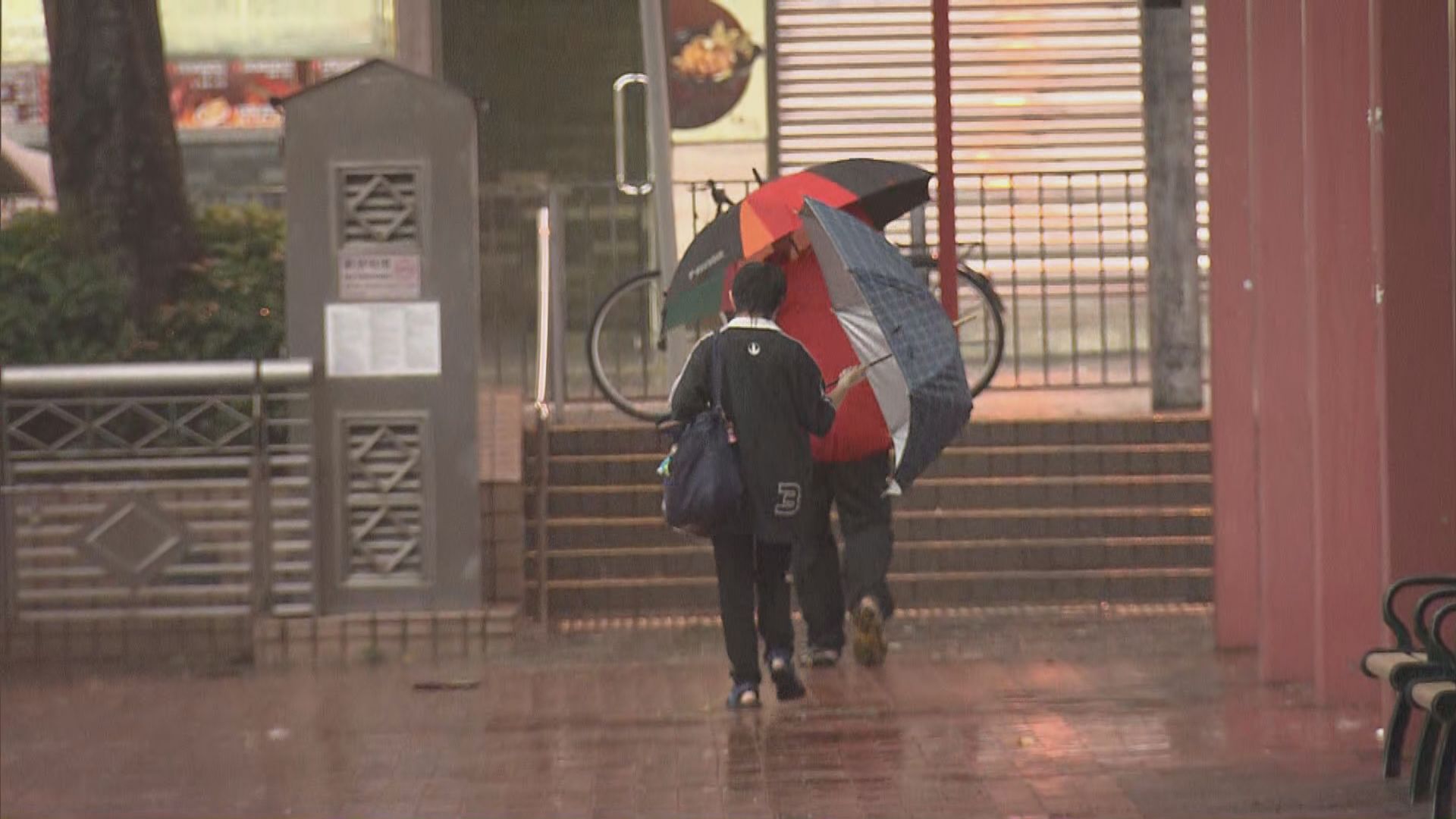 八號信號生效　早上杏花村雨勢增強