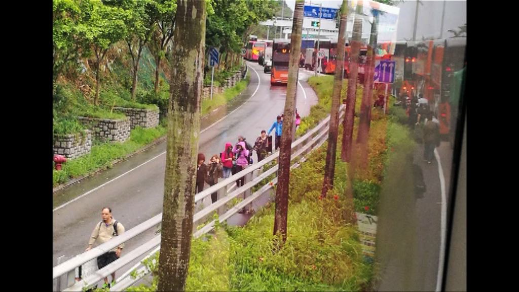 青衣公路有市民下車轉乘其他交通工趕赴機場