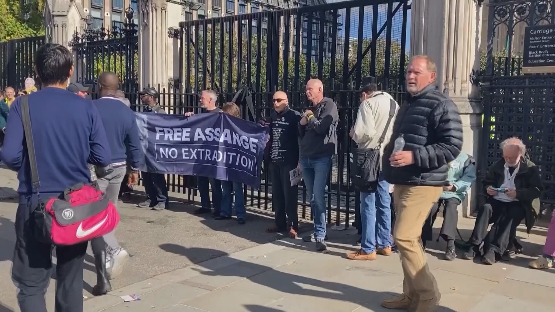 英國數百人組人鏈要求取消引渡阿桑奇到美國