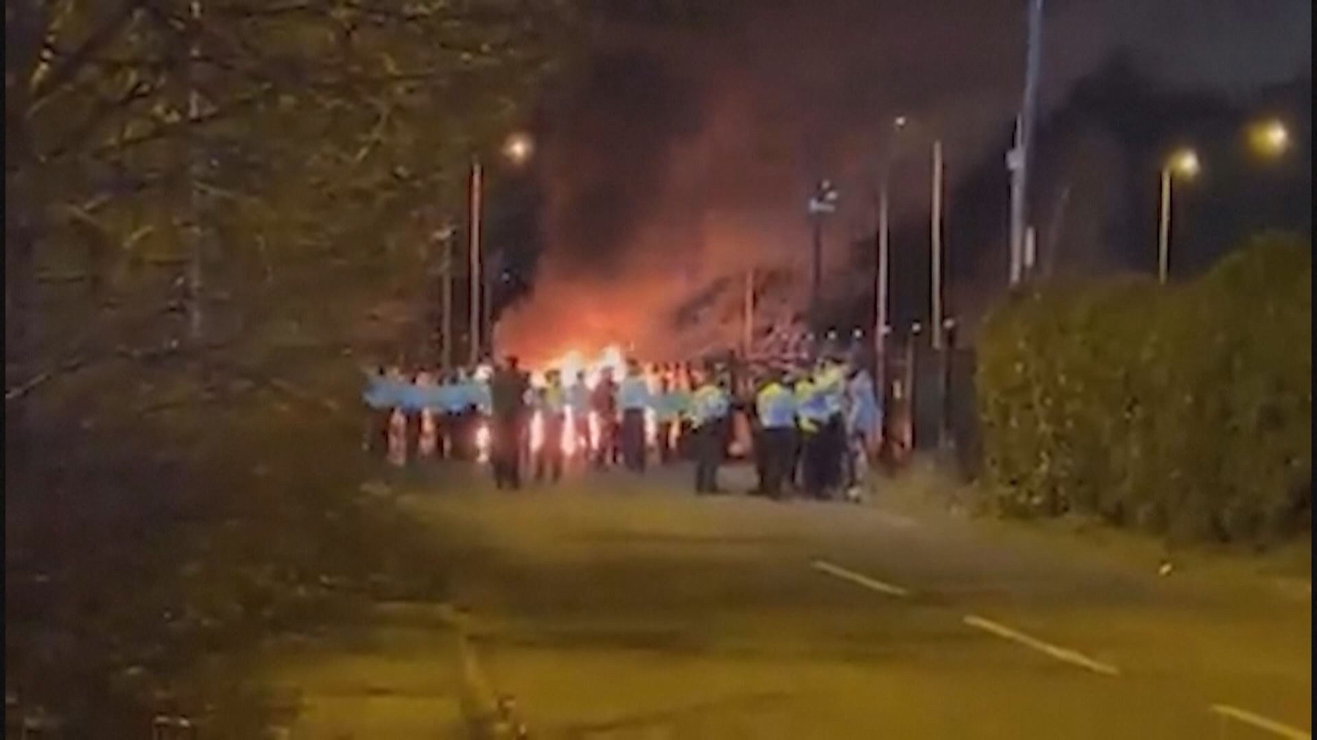 英國難民酒店外釀暴力衝突　三人被捕