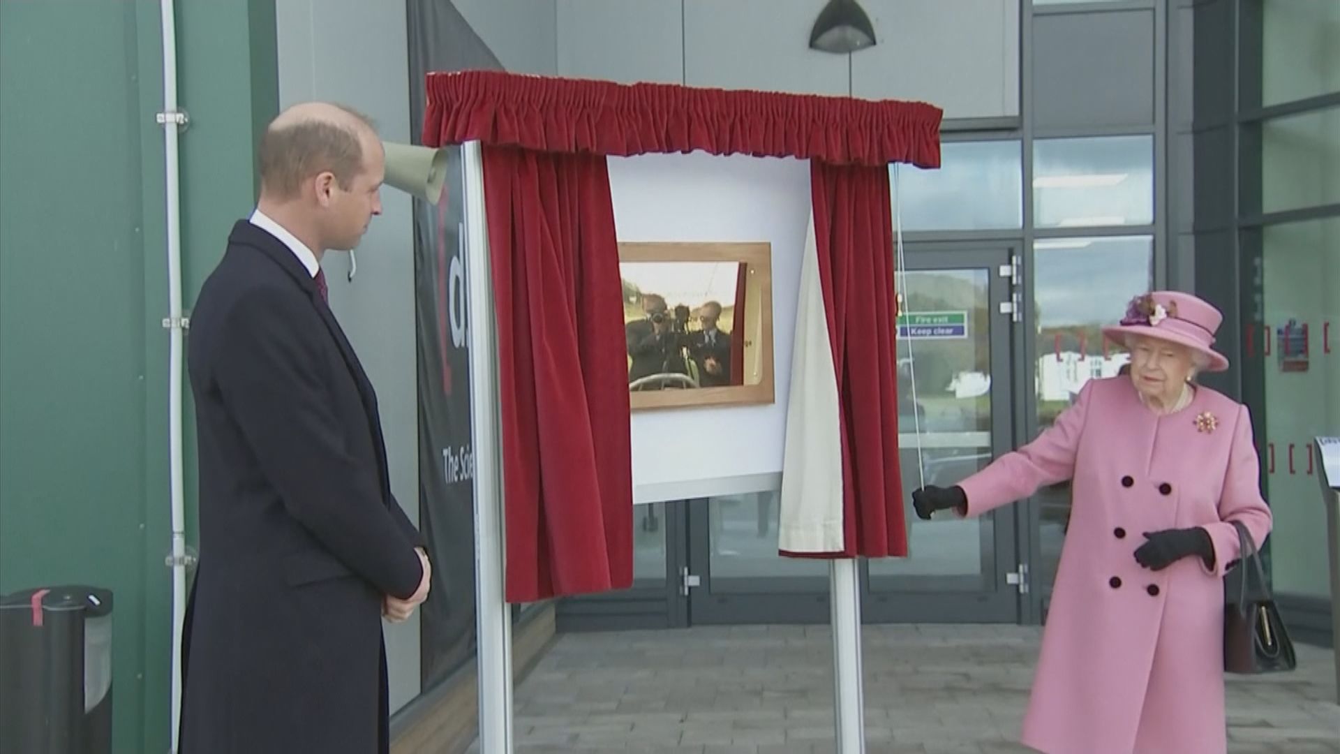 英女王在英國爆發新冠病毒疫情後首次出席公開活動