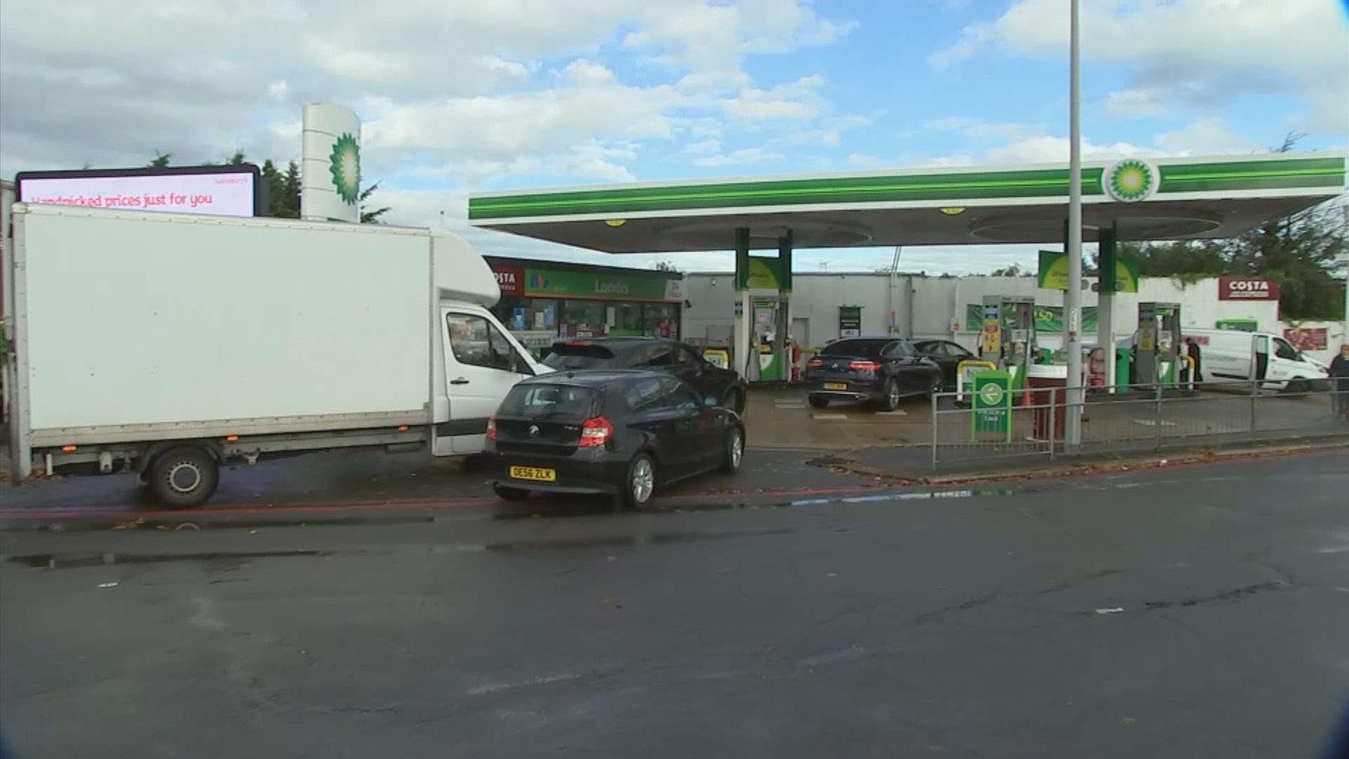 英國出動後備車隊協助運送燃油