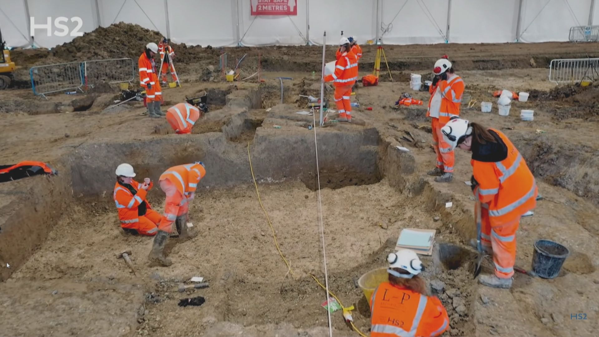 英國二號高速鐵路工程施工地點　出土兩尊羅馬帝國時期半身石雕