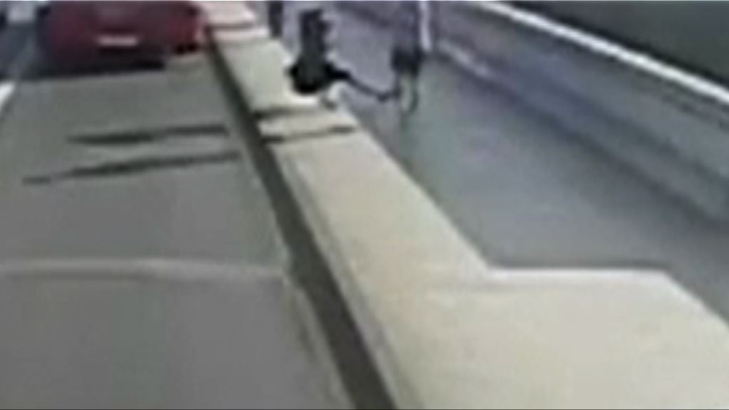 英國女途人被跑步男子推倒　險被巴士輾過