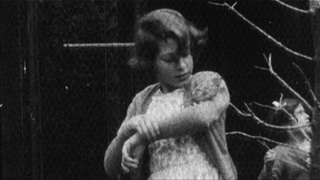 英王室發放女王少女時期黑白照