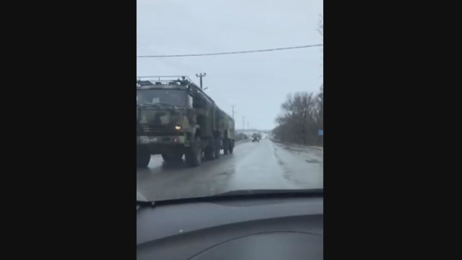 俄軍調動坦克靠近烏克蘭東北部邊境　美關閉駐烏大使館