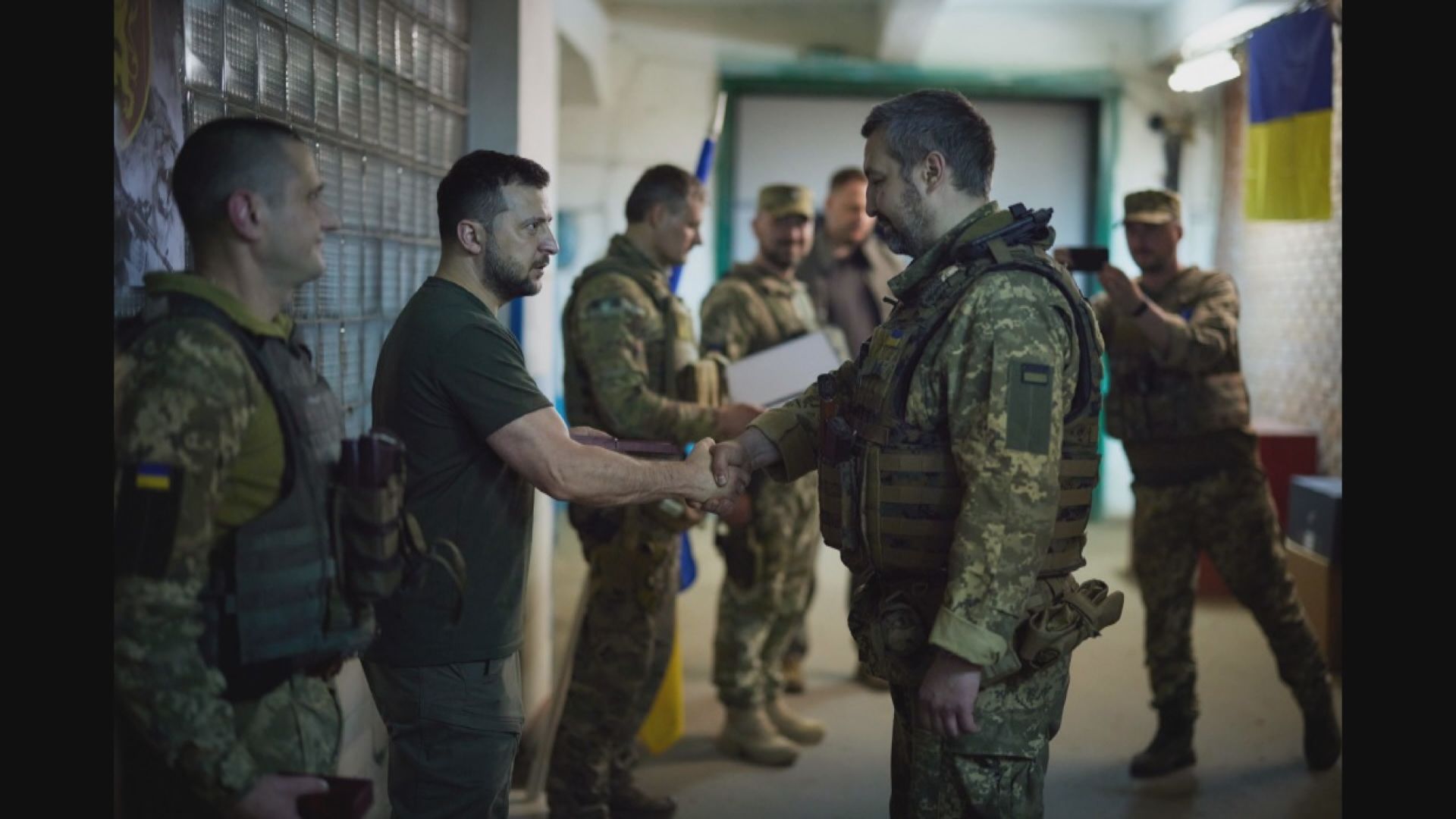 澤連斯基到頓巴斯地區探訪前線烏軍　英將向烏提供長程多管火箭系統