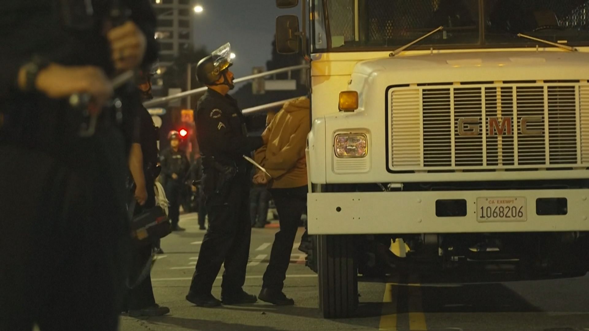 洛杉磯宵禁料實施數天　多名示威者被捕綁上索帶帶走