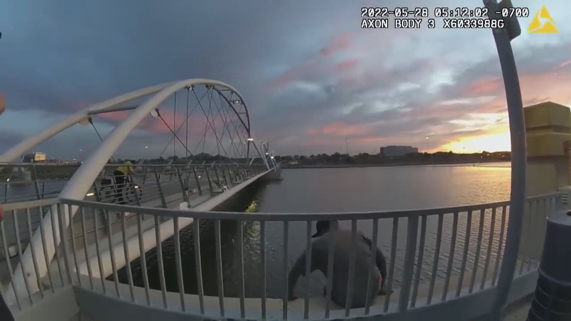 美國男子跳湖遇溺身亡　警員被指袖手旁觀遭停職調查