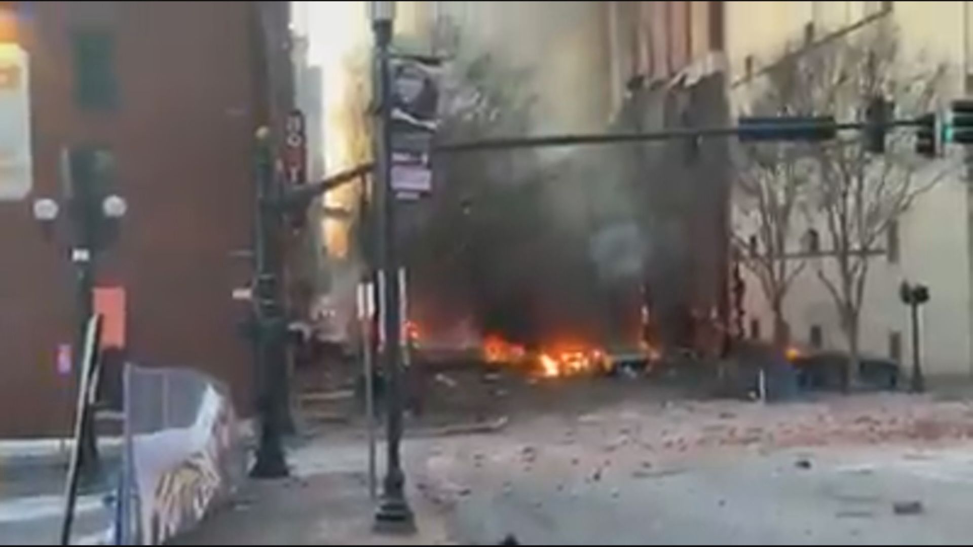 美國田納西州市中心疑有車輛爆炸　引發多處著火