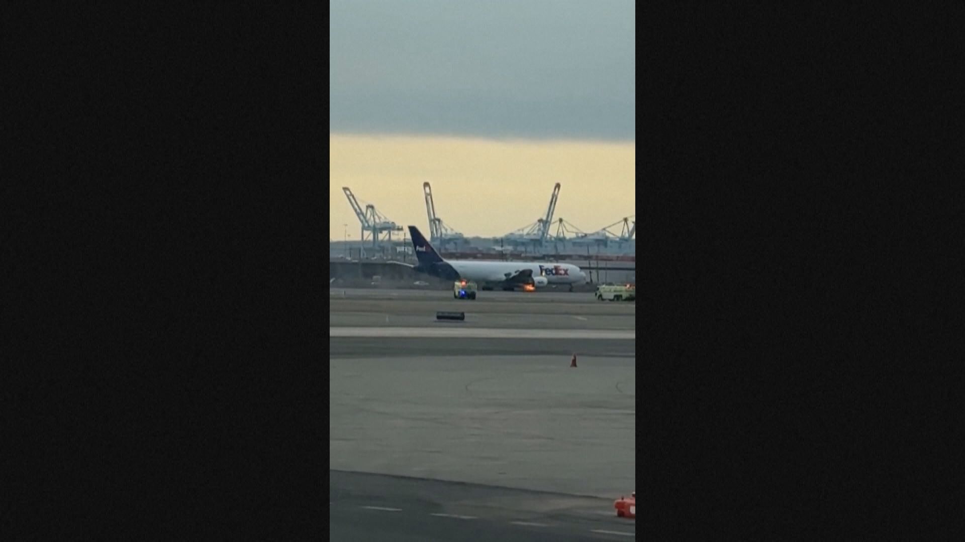 聯邦快遞貨機遇鳥擊引擎起火安全急降