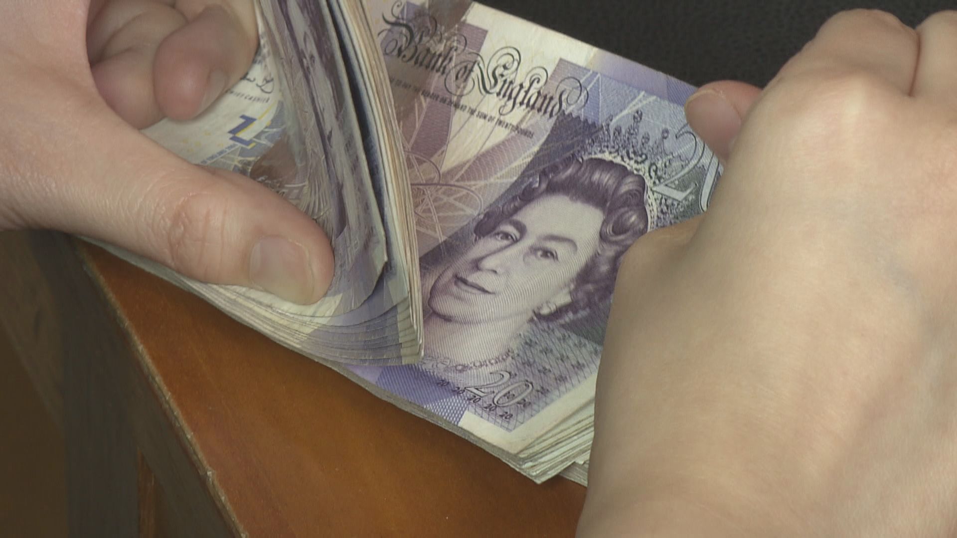 英鎊及歐元均升至逾兩年半高位