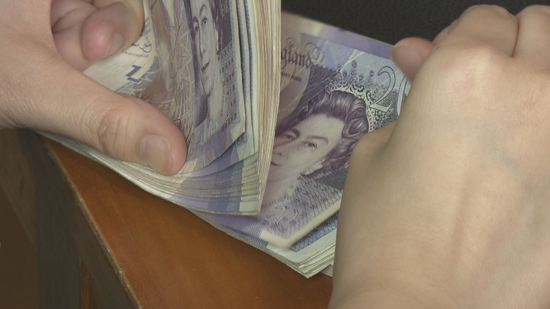 英倫銀行減慢買債步伐　英鎊下跌