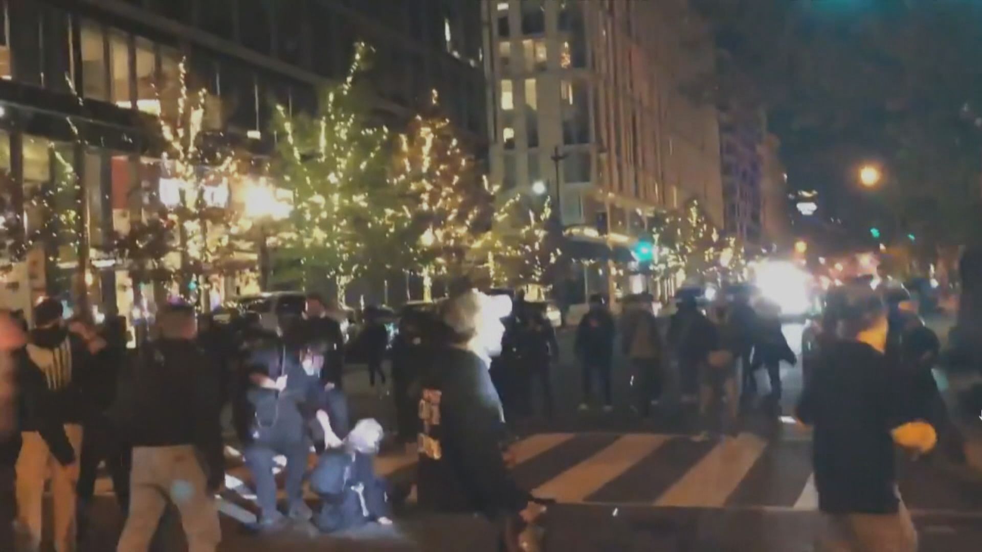 特朗普支持者及反對者爆發衝突　警方拘多人並搜出武器