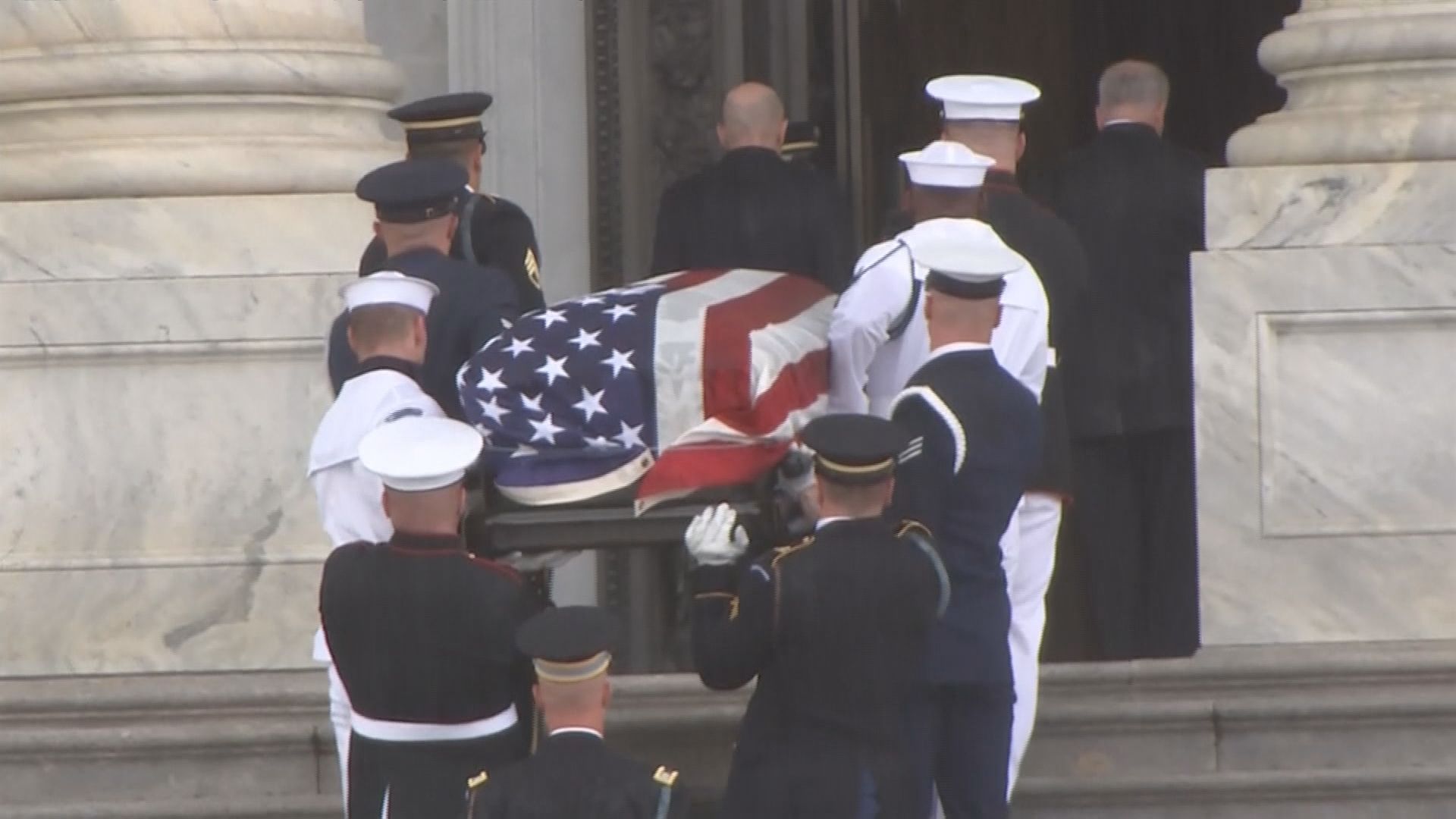 麥凱恩靈柩移送至國會山莊
