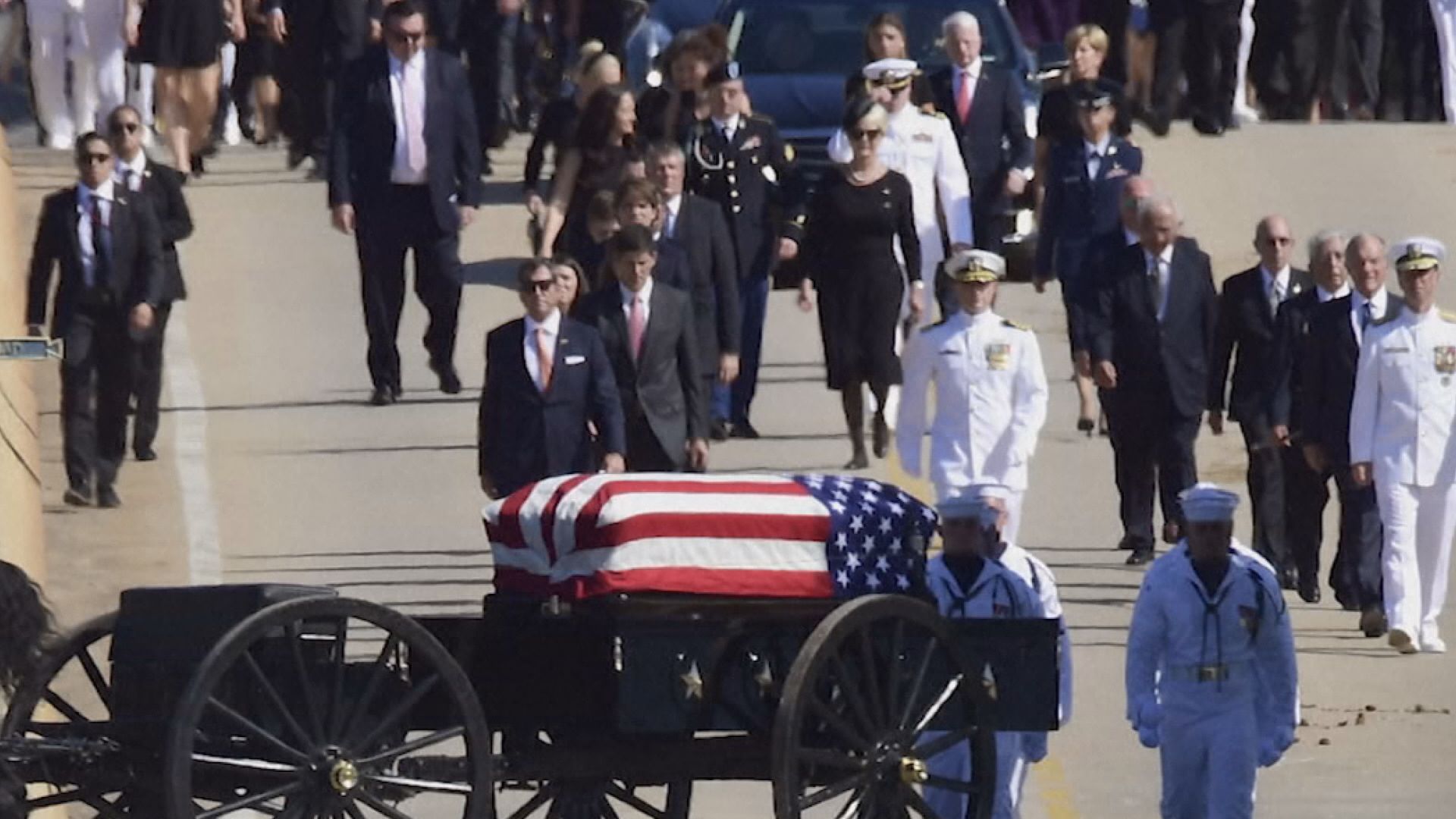 麥凱恩長眠母校海軍學院墓園