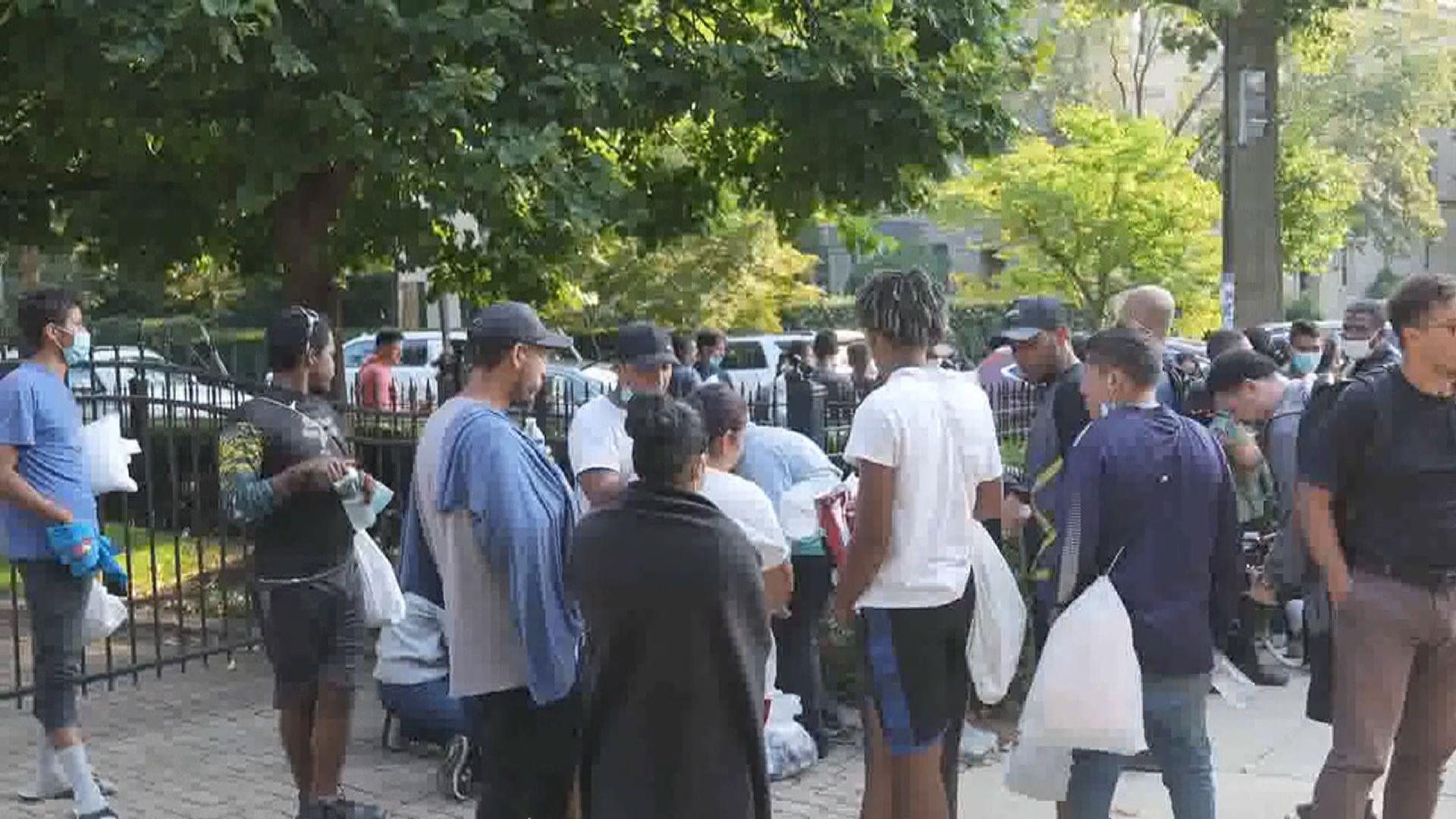 美國共和黨籍州長轉送非法移民到大城市　抗議白宮邊境政策