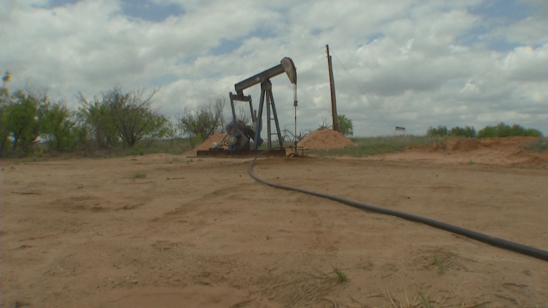 油價微跌　因美元上升及成品油庫存增加