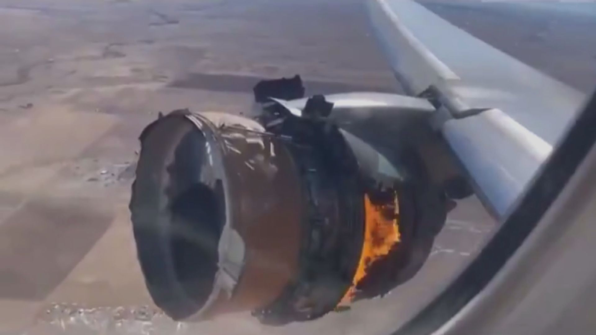 聯合航空客機引擎爆炸著火需緊急降落